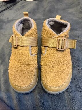 Chaco Kids Tan Sherpa Strap Shoes - size 3.5 youth